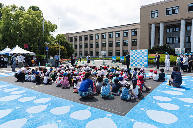 県庁前の交差点に集まる児童たち