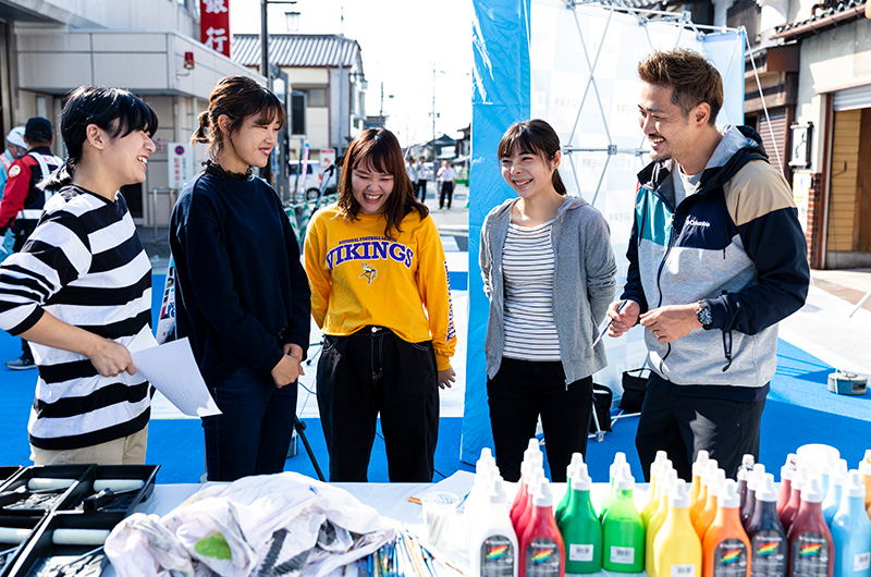 佐賀大学芸術地域デザイン学部の学生さん・サポートスタッフの皆さんもお手伝い