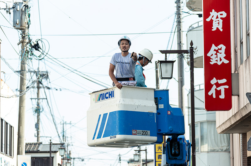 クレーンの上から仕上げの指示