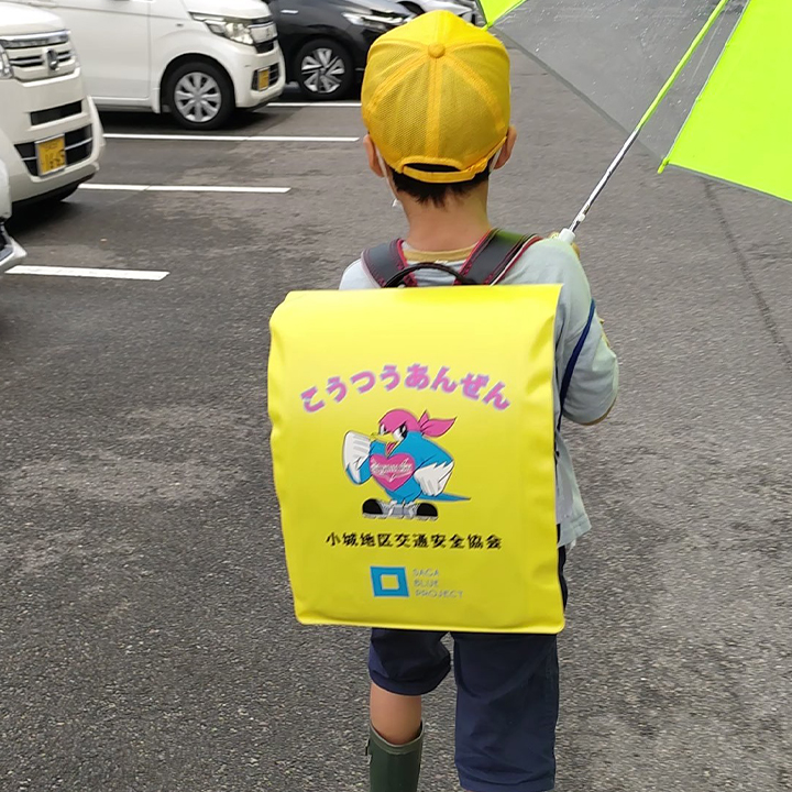 通学時の事故防止グッズの贈呈
